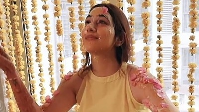 Disha Parmar flaunted a natural bridal glow at the haldi ceremony. Disha Parmar flaunted a natural bridal glow at the haldi ceremony.