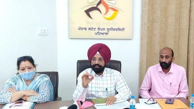 Founder vice-chancellor Karamjeet Singh addressing a press conference at Jagat Guru Nanak Dev Punjab State Open University on Thursday. (HT Photo)
