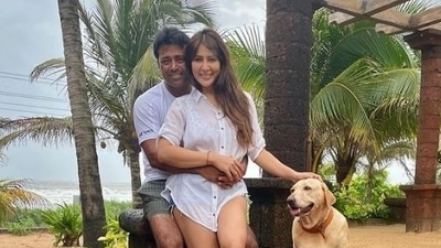 Leander Paes and Kim Sharma pose together.