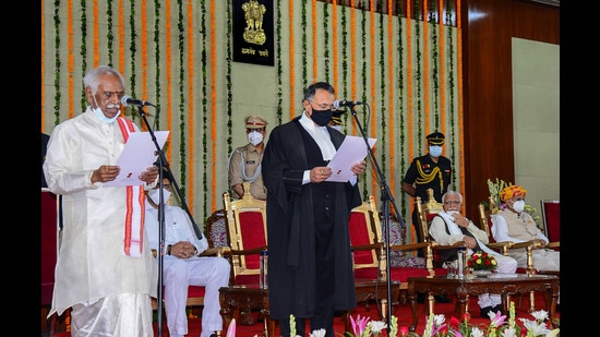 Chief justice of Punjab and Haryana high court justice Ravi Shankar Jha administering oath of office to the newly-appointed governor of Haryana, Bandaru Dattatreya, during the swearing-in ceremony in Chandigarh on Thursday. (PTI)