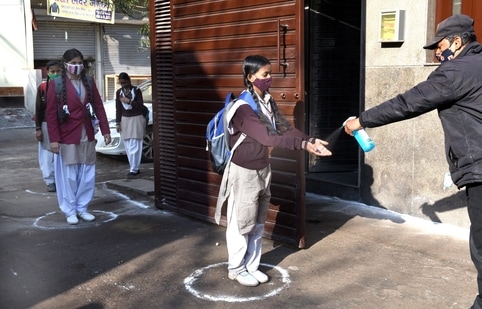 Delhi government allowed in-person lessons in January this year for students due to appear in the Class 10 and 12 board exams, as well for remedial and practical lessons for students in classes 9 to 12, this was cut short as the fourth wave of infections began to spread in the city.(HT Photo) Delhi government allowed in-person lessons in January this year for students due to appear in the Class 10 and 12 board exams, as well for remedial and practical lessons for students in classes 9 to 12, this was cut short as the fourth wave of infections began to spread in the city.(HT Photo)