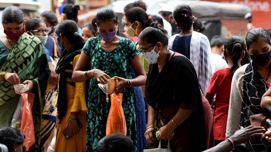 A crowded market is seen in Navi Mumbai.(HT Photo)