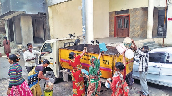Residents of Bavdhan Budruk, one of the merged villages in PMC, dispose of garbage in garbage collection van provided by the gram panchayat. BJP seeks legal recourse to keep DP for merged villages in PMC’s hands (HT) Residents of Bavdhan Budruk, one of the merged villages in PMC, dispose of garbage in garbage collection van provided by the gram panchayat. BJP seeks legal recourse to keep DP for merged villages in PMC’s hands (HT)