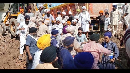Sikh Sadbhawna Dal activists clashing with Kar Sewa volunteers while trying to stop the construction of a new jora ghar at the Golden Temple Complex in Amritsar on Wednesday. (HT Photo) Sikh Sadbhawna Dal activists clashing with Kar Sewa volunteers while trying to stop the construction of a new jora ghar at the Golden Temple Complex in Amritsar on Wednesday. (HT Photo)