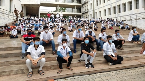 According to the agitating students, the state government had in April announced that intern doctors of government and GMERS-run medical colleges will get <span class='webrupee'>₹</span>5,000 as monthly Covid allowance over and above their stipend for the months of March till June for Covid-19 duty.(Twitter | @GIDA_Official) According to the agitating students, the state government had in April announced that intern doctors of government and GMERS-run medical colleges will get <span class='webrupee'>₹</span>5,000 as monthly Covid allowance over and above their stipend for the months of March till June for Covid-19 duty.(Twitter | @GIDA_Official)