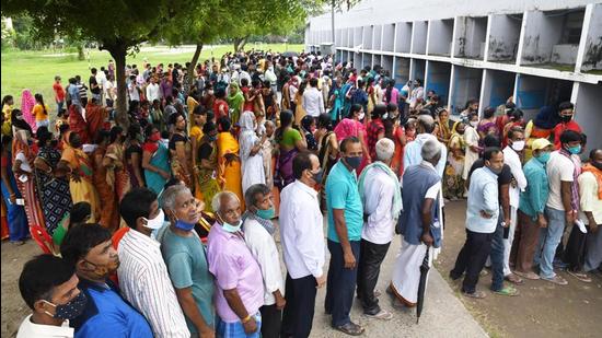 Beneficiaries in a queue for Covid-19 vaccination at Danapur Kendriya Vidyalaya in Patna, Bihar on Wednesday July 14. (Santosh Kumar/HT photo)