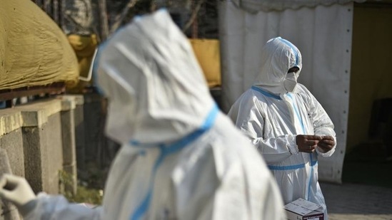 Health workers in PPE coveralls working at a temporary coronavirus testing facility set up at Sarai Kale Khan in New Delhi. (Biplov Bhuyan / HT file photo) Health workers in PPE coveralls working at a temporary coronavirus testing facility set up at Sarai Kale Khan in New Delhi. (Biplov Bhuyan / HT file photo)