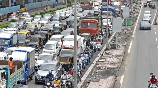 Mumbai, which has around 20% share of the vehicle population of the state, contributed to 35% cases of violations, levying 31% of the fine and recorded 26.4% of the fine collected.(Vijay Bate/HT file photo)