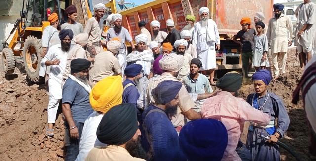 Sikh Sadbhawna Dal activists clashing with Kar Sewa volunteers while trying to stop the construction of a new jora ghar at the Golden Temple Complex in Amritsar on Wednesday. (HT Photo) Sikh Sadbhawna Dal activists clashing with Kar Sewa volunteers while trying to stop the construction of a new jora ghar at the Golden Temple Complex in Amritsar on Wednesday. (HT Photo)