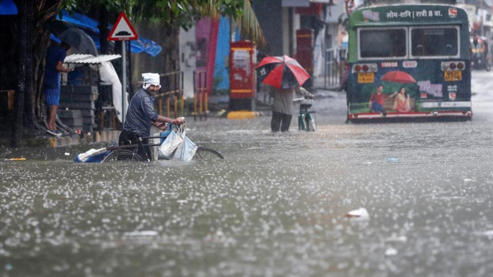 Heavy morning showers cause waterlogging in parts of Mumbai | Mumbai ...