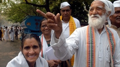 Sunderlal Bahuguna pictured along with his wife in this file photo from 2006. (Vipin Kumar/HTPHOTO) Sunderlal Bahuguna pictured along with his wife in this file photo from 2006. (Vipin Kumar/HTPHOTO)