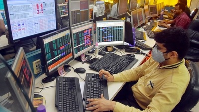 Shareholders react as Sensex and Nifty trade in the red. (ANI Photo)
