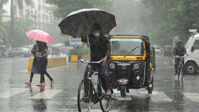 Mumbai woke up to overcast skies on Friday as the heavy rainfall continued overnight, leaving several parts of the city waterlogged by the morning. (Photo by Vijay Bate/HT Photo) (HT PHOTO)