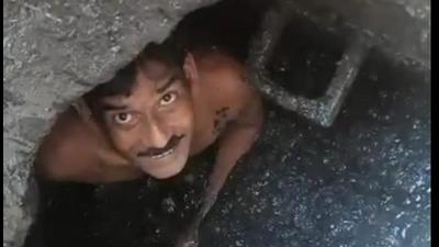 A sewerman cleaning a manhole in Ludhiana’s Jugiana area on Friday. (HT Photo)