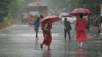 People walk amid heavy downpour in Kandivali, Mumbai. (HT PHOTO) People walk amid heavy downpour in Kandivali, Mumbai. (HT PHOTO)