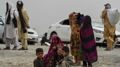 Stranded people wait for the reopening of border crossing point in the Pakistan's border town of Chaman on July 16, 2021, following clashes between Afghan forces and Taliban fighters in Spin Boldak to retake the key border crossing with Pakistan. (AFP)