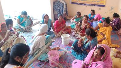 Women make jewellery and other items using Moonj grass in Mahewa area of Prayagraj. (HT photo) Women make jewellery and other items using Moonj grass in Mahewa area of Prayagraj. (HT photo)