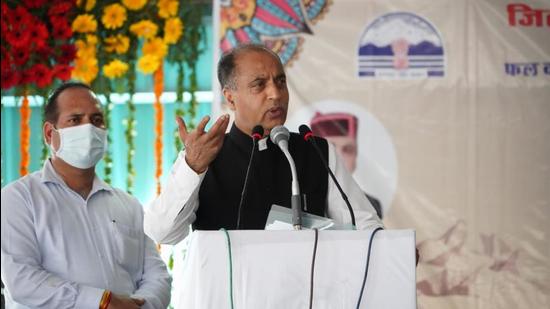The CM paid tribute to former minister Narinder Bragta and remembered his contribution to the apple belt of the state. (HT Photo)