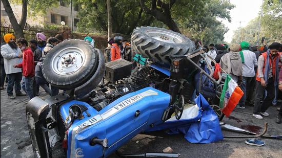 An overturned tractor after an accident during the farmers’ tractor rally near ITO on Republic Day, in New Delhi on January 26. (HT file photo)