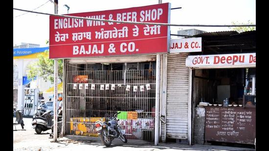 Liquor vends have also been directed to shut down by 11pm. (HT File Photo)