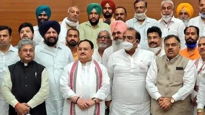 BJP national president JP Nadda with Punjab unit president Ashwani Sharma and his delegation in New Delhi on Saturday. (HT photo)