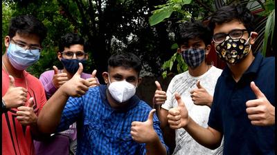 Students flash a thumbs-up after their SSC Exam results were declared online. (Bachchan Kumar/ HT PHOTO) Students flash a thumbs-up after their SSC Exam results were declared online. (Bachchan Kumar/ HT PHOTO)