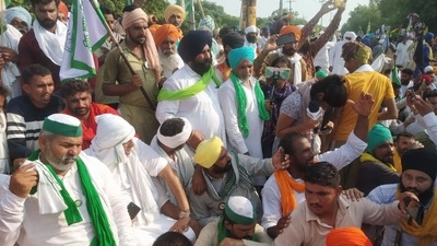 Bharatiya Kisan Union (BKU) leader Rakesh Tikait and other farmers on their way to the Sirsa Superintendent of Police (SP) office as part of a protest over sedition and attempt to murder cases against 100 farmers for a July 13 protest, in Sirsa, Haryana. (Manoj Dhaka/Hindustan Times)) Bharatiya Kisan Union (BKU) leader Rakesh Tikait and other farmers on their way to the Sirsa Superintendent of Police (SP) office as part of a protest over sedition and attempt to murder cases against 100 farmers for a July 13 protest, in Sirsa, Haryana. (Manoj Dhaka/Hindustan Times))
