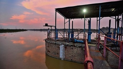 A view of the water level in the river Yamuna and a marker to gauge levels at Wazirabad in New Delhi (Raj K Raj / Hindustan Times) A view of the water level in the river Yamuna and a marker to gauge levels at Wazirabad in New Delhi (Raj K Raj / Hindustan Times)