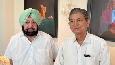 Captain Amarinder Singh (left) and Harish Rawat (twitter.com/rt_mediaadvpbcm)