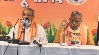 In 2010, Rabindra Narain Singh (right) received Padma Shri for his contribution to the field of medical sciences. (Photo: VHP/Facebook)