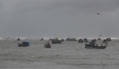 Fishermen try to return to the shores on the Arabian Sea coast in Mumbai. (AP Photo) Fishermen try to return to the shores on the Arabian Sea coast in Mumbai. (AP Photo)