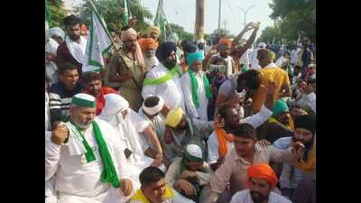BKU leader Rakesh Tikait and other farmers on their way to Sirsa SP office as part of a protest over sedition and attempt to murder cases against 100 farmers for a July 13 protest, on Saturday. (Manoj Dhaka/HT)