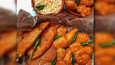 Tele bhaja: Evenings in Kolkata are incomplete without a plate of hot pakodas, chop, begun bhaja (bringel fried with gram flour) with muri (puffed rice) and a cup of garam chai. (Instagram/@plateforthesoul) Tele bhaja: Evenings in Kolkata are incomplete without a plate of hot pakodas, chop, begun bhaja (bringel fried with gram flour) with muri (puffed rice) and a cup of garam chai. (Instagram/@plateforthesoul)