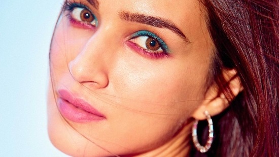 She had pink eye shadow on her bottom lid and teal blue eyeshadow on her top lid giving her a pop diva look which she completed with otherwise subtle rosy makeup. (Instagram)