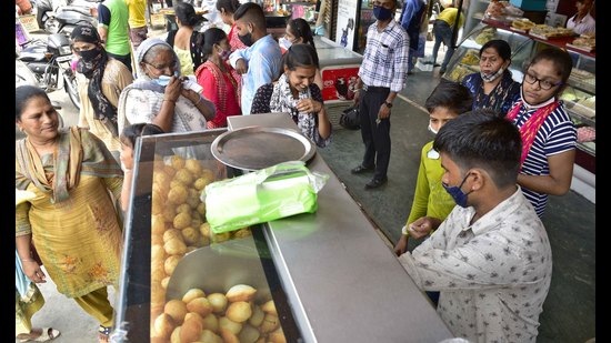 Despite the government mandating social distancing at restaurants, it is not being practised at most establishments and gym goers can be spotted working out without masks. (Gurpreet Singh/HT) Despite the government mandating social distancing at restaurants, it is not being practised at most establishments and gym goers can be spotted working out without masks. (Gurpreet Singh/HT)