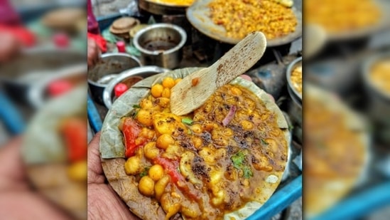 Ghugni chaat: It is hot choley topped with onions, chillies, tamarind water, chaat masala, a pinch of salt. (Instagram/@uff.india)