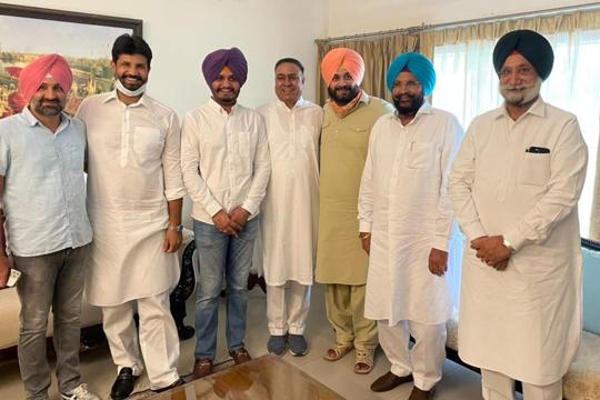 Tipped to be Punjab Congress chief, Sidhu meets Jakhar for 'guidance' -  Hindustan Times