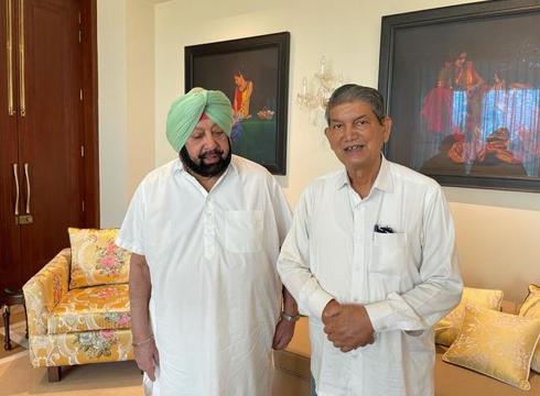 Punjab chief minister Capt Amarinder Singh with All India Congress Committee general secretary in-charge of Punjab affairs, Harish Rawat, in Chandigarh on Saturday. (Twitter) Punjab chief minister Capt Amarinder Singh with All India Congress Committee general secretary in-charge of Punjab affairs, Harish Rawat, in Chandigarh on Saturday. (Twitter)