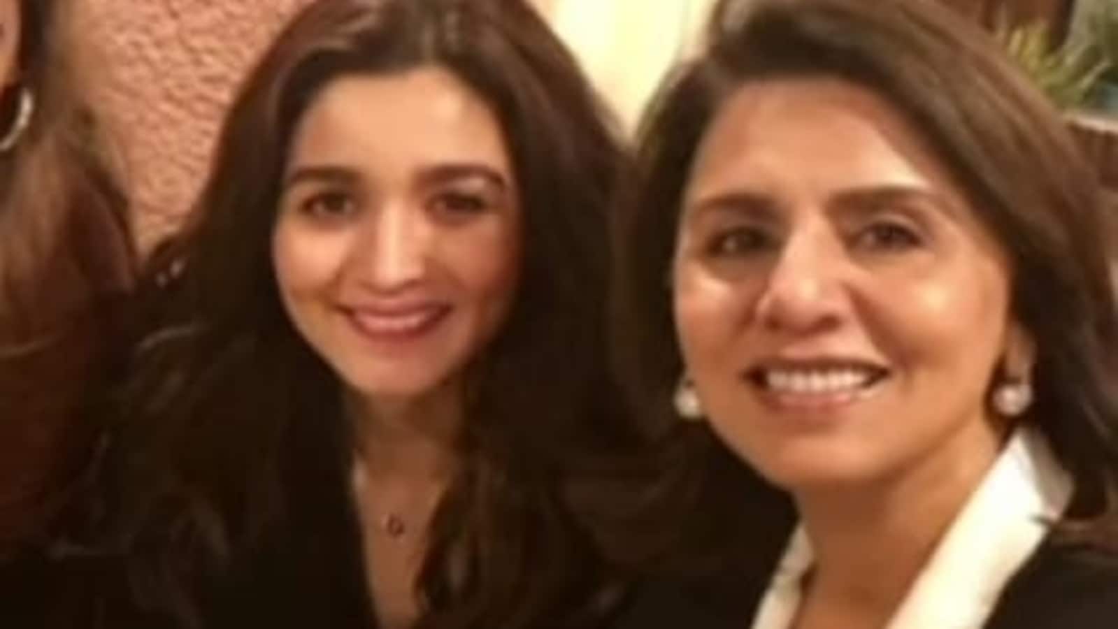 Neetu Kapoor And Alia Bhatt Twin In Black In An Unseen Picture With Their Friends See Here 