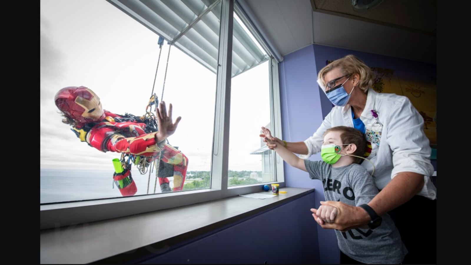 Window cleaners turn 'superheroes' to cheer up kids at hospital in Canada | Trending - Hindustan Times