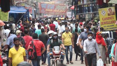 Visitors at the Sadar Bazar flout mask and social distancing norms. (Parveen Kumar/HT Photo) Visitors at the Sadar Bazar flout mask and social distancing norms. (Parveen Kumar/HT Photo)