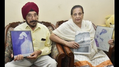 Yadwinder Singh Giani showing a portrait of Giani Sant Singh, his forefather and legendary Sikh figure at his residence in Amritsar on Sunday. (Sameer Sehgal/HT) Yadwinder Singh Giani showing a portrait of Giani Sant Singh, his forefather and legendary Sikh figure at his residence in Amritsar on Sunday. (Sameer Sehgal/HT)
