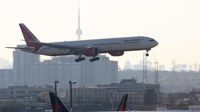 Air India flight 187 from New Delhi lands at Pearson Airport in Toronto on April 23, 2021. (AP) Air India flight 187 from New Delhi lands at Pearson Airport in Toronto on April 23, 2021. (AP)