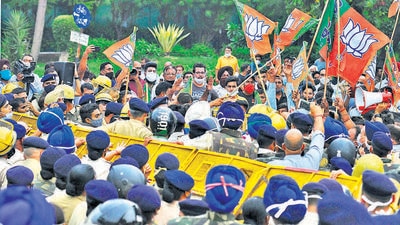 BJP protesters marching towards Raj Bhawan were stopped by the police at Labour Chowk in Chandigarh on Sunday. (KESHAV SINGH/HT) BJP protesters marching towards Raj Bhawan were stopped by the police at Labour Chowk in Chandigarh on Sunday. (KESHAV SINGH/HT)