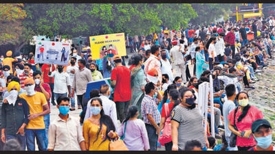 INVITING TROUBLE Residents thronged Sukhna Lake in huge numbers on Sunday, while completely disregarding the need for social distancing, even as volunteers carried banners encouraging them to pay heed. (Keshav Singh/HT) INVITING TROUBLE Residents thronged Sukhna Lake in huge numbers on Sunday, while completely disregarding the need for social distancing, even as volunteers carried banners encouraging them to pay heed. (Keshav Singh/HT)