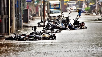 A waterlogged street amid heavy rain at the Lalbaug area in Mumbai on Sunday. (Praful Gangurde /HT) A waterlogged street amid heavy rain at the Lalbaug area in Mumbai on Sunday. (Praful Gangurde /HT)