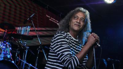 Singer Lucky Ali recently joined web show, Sounds of Society, to celebrate music and perform an acoustic version of his single, Rehna Sake. (Hindustan Times) Singer Lucky Ali recently joined web show, Sounds of Society, to celebrate music and perform an acoustic version of his single, Rehna Sake. (Hindustan Times)