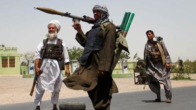 Former Mujahideen hold weapons to support Afghan forces in their fight against the Taliban, on the outskirts of Herat province, Afghanistan July 10, 2021 (REUTERS) Former Mujahideen hold weapons to support Afghan forces in their fight against the Taliban, on the outskirts of Herat province, Afghanistan July 10, 2021 (REUTERS)
