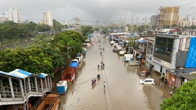 Mumbai rains: Waterlogging on LBS Road near Sion station in Mumbai on Sunday morning. (Pratik Chorge / HT PHOTO) Mumbai rains: Waterlogging on LBS Road near Sion station in Mumbai on Sunday morning. (Pratik Chorge / HT PHOTO)