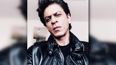 Shah Rukh Khan: Badshah, just like any other Delhite loves the famous street food of Delhi, chole bhature. His favourite place to indulge in a plate of garma garam chole bhature is from Bengali Market. He also relishes having dosa from Manju Dosa Centre in Khar, Mumbai. (Instagram/@iamsrk) Shah Rukh Khan: Badshah, just like any other Delhite loves the famous street food of Delhi, chole bhature. His favourite place to indulge in a plate of garma garam chole bhature is from Bengali Market. He also relishes having dosa from Manju Dosa Centre in Khar, Mumbai. (Instagram/@iamsrk)